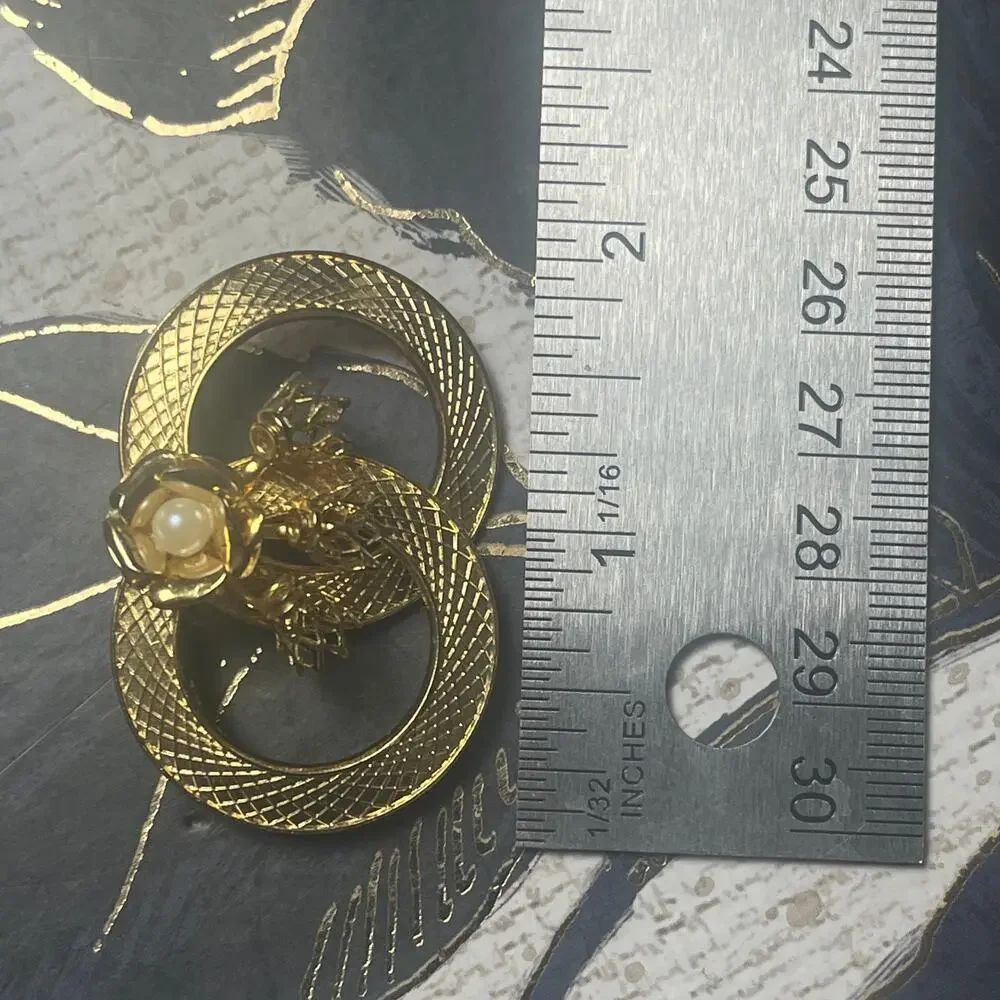 Vintage gold tone double circle flower bouquet faux pearl brooch pin D2